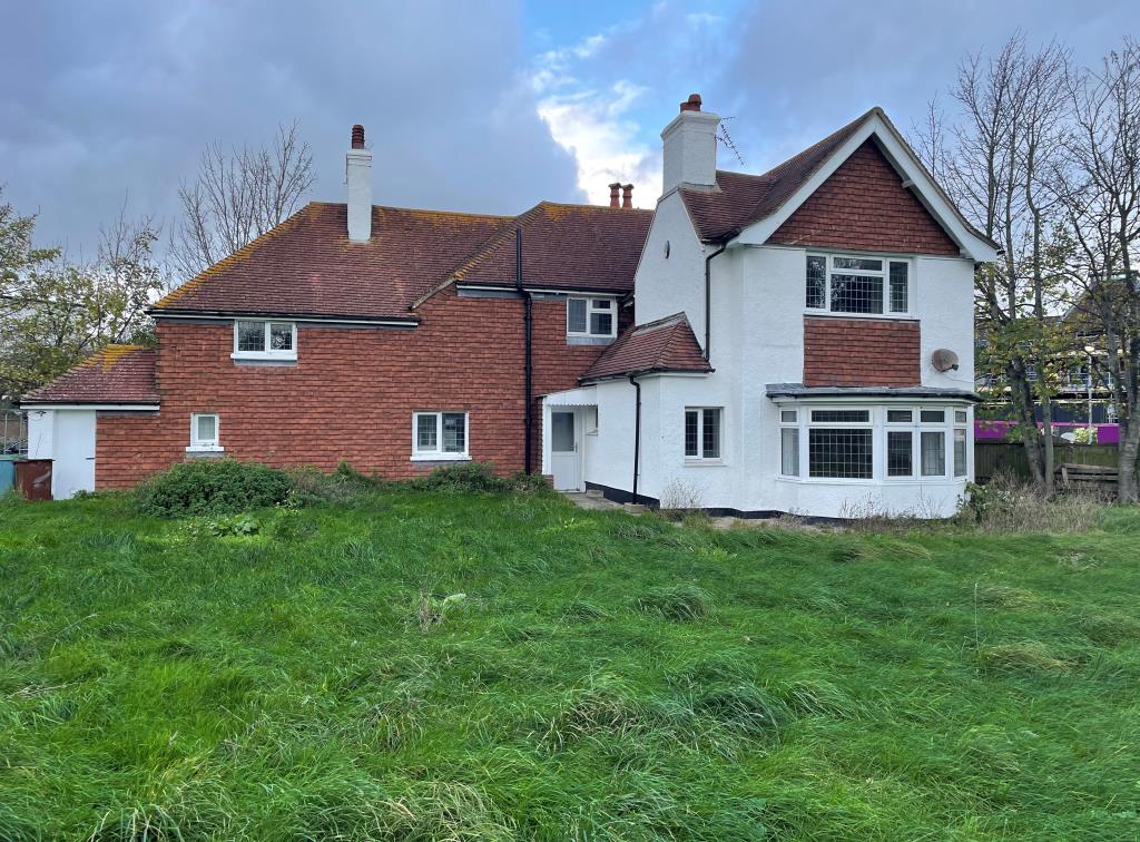Lot: 82 - DETACHED HOUSE AND LARGE GARDEN WITH DEVELOPMENT POTENTIAL - View of rear elevation of house with southerly aspect